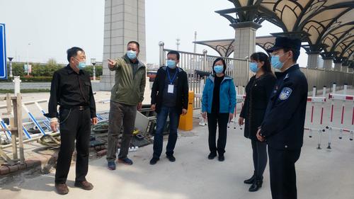 筑牢交通防线 守护旅客安全——捷及区交通卡点疫情防控指挥部指挥长徐冠龙一行到宋城路轻轨站督查疫情防控工作